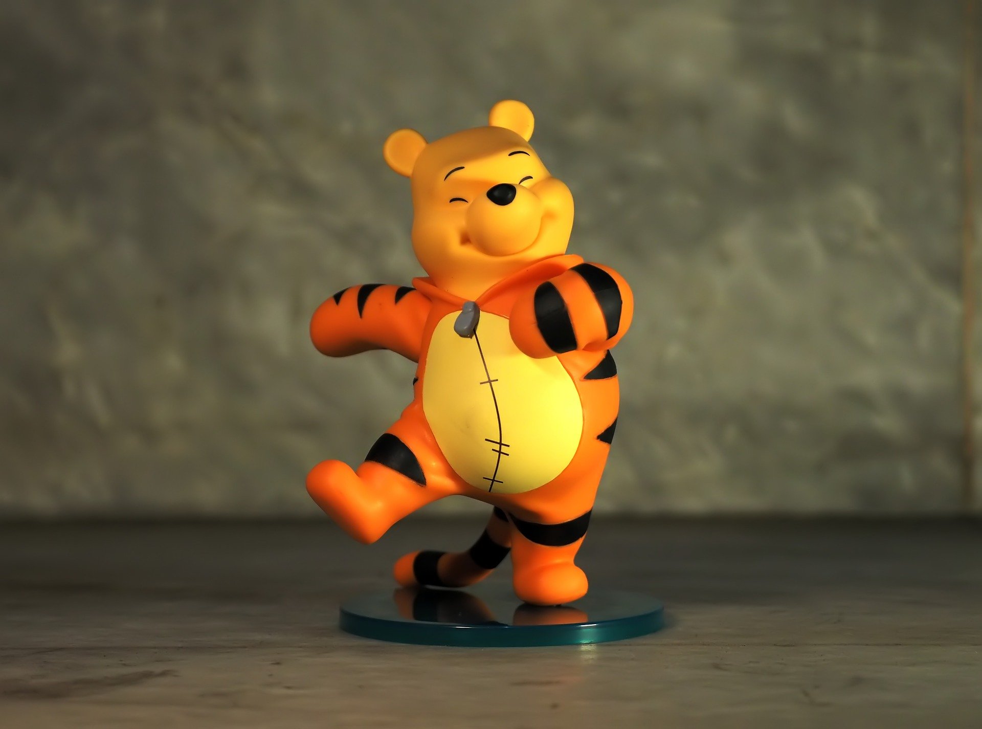 Winnie the Pooh Figurine dancing